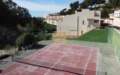 Amplio bungalow con piscina y pista de tenis comunitarios al lado del club de Golf.